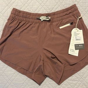 Never worn - Women’s Vuori 4” clementine 2.0 shorts